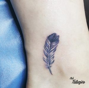 tatuaje en tobillo de mujer con pluma