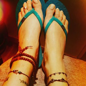 pies con tatuajes y cadenas en el tobillo